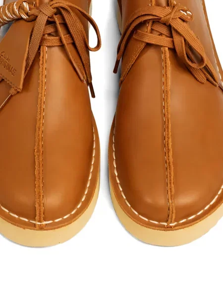 Боти Clarks Originals с връзки с дантела с автограф кафяво
