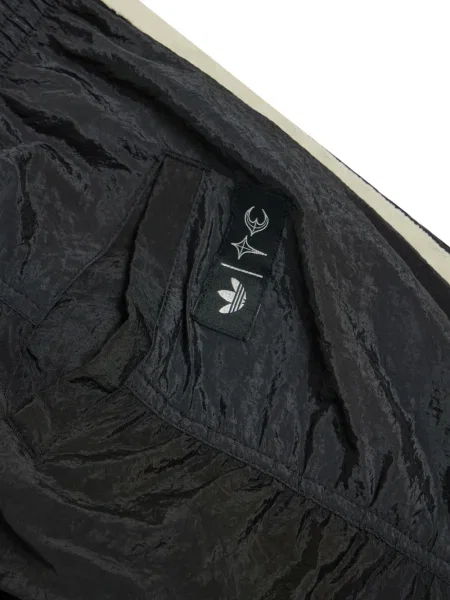 Pantaloni scurți Adidas cu imagine cu model camuflaj argintiu