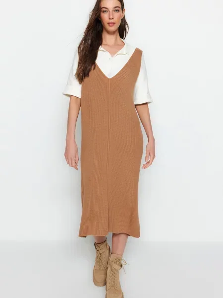 Sukienka maxi Trendyol z dekoltem w serek beżowa