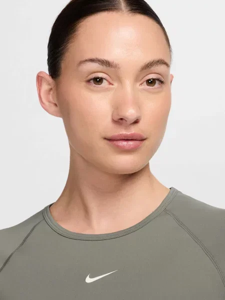 Обрезанный спортивный топ Nike из спандекса