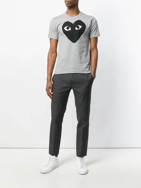 Raštuotas marškinėliai Comme Des Garçons Play su širdelėmis pilka
