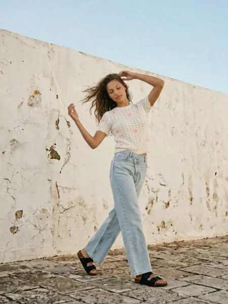 Делікатний светр з коротким рукавом і вишитими квітами кремовий