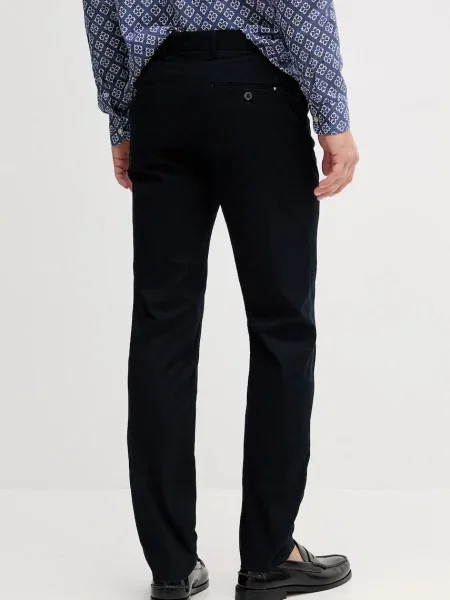 Kalhoty Tommy Hilfiger tmavomodrá ve střihu chinos