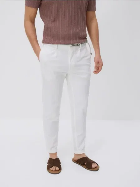 Reserved Slim fit nohavice s opaskom krémová