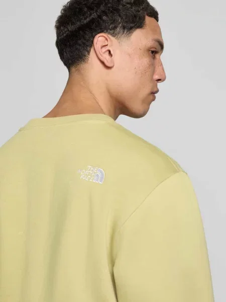 Bluza o kroju relaxed fit z wyhaftowanym logo model „ESSENTIAL” The North Face zielona