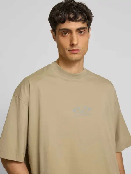 T-shirt o kroju oversized ze stójką Vetements