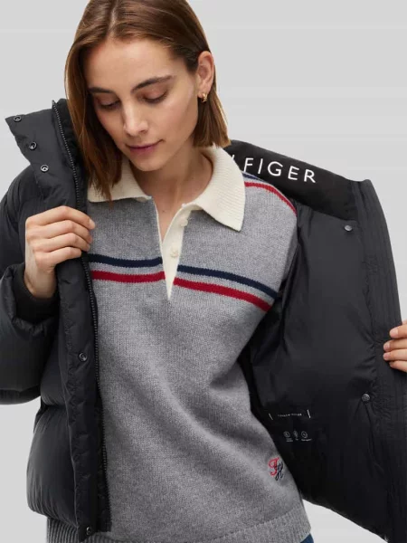 Kurtka puchowa o kroju regular fit z kapturem Tommy Hilfiger czarna