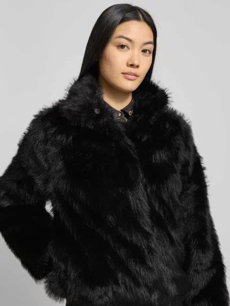 Kurtka o kroju regular fit z imitacji futra model ‘MONROE’ Vero Moda czarna