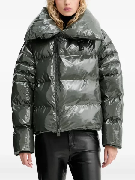 Яке Rains зелено