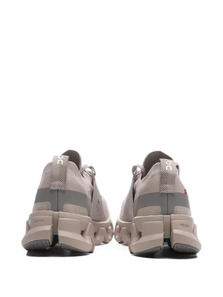 Sneakerși On