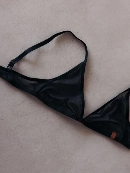 Сутиен MUUV. Oia от полупрозрачна материя с изчистен дизайн черно