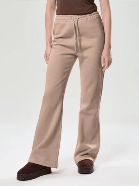 Розкльошені штани бежевий