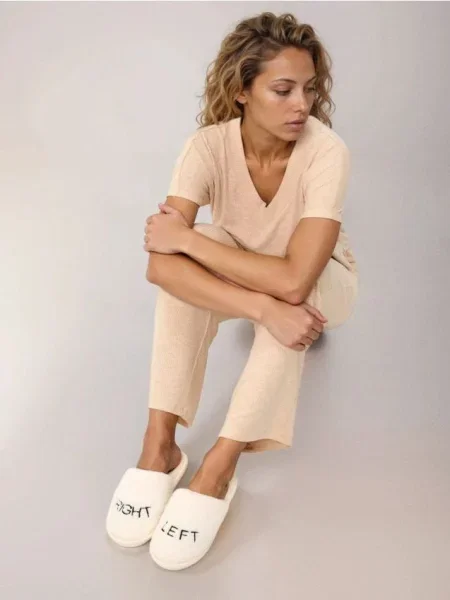 Капці зі штучним хутром і вишитим написом кремовий