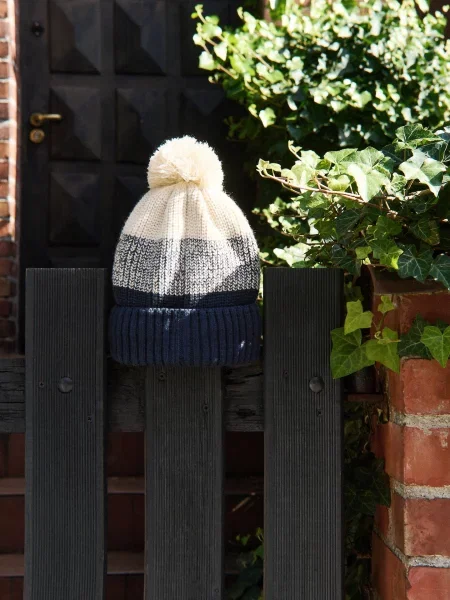 Reserved Căciulă beanie cu pompon bleumarin