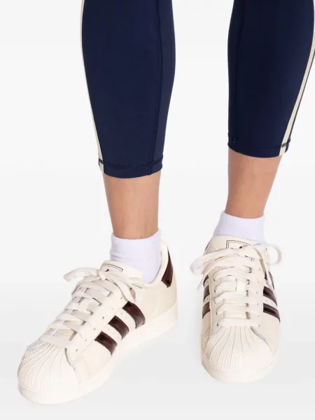 Sneakerși Adidas Superstar cu autograf cu decolteu în V alb
