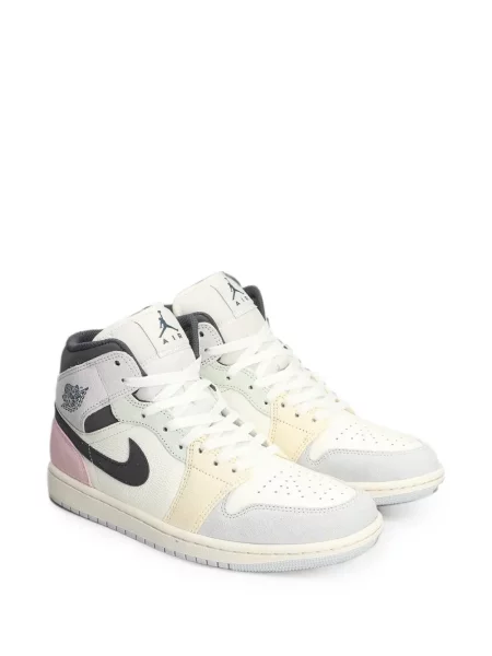 Sneakerși Jordan cu autograf