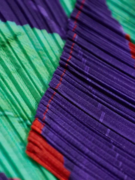 Плисирано палто Pleats Please Issey Miyake на цветя с принт зелено