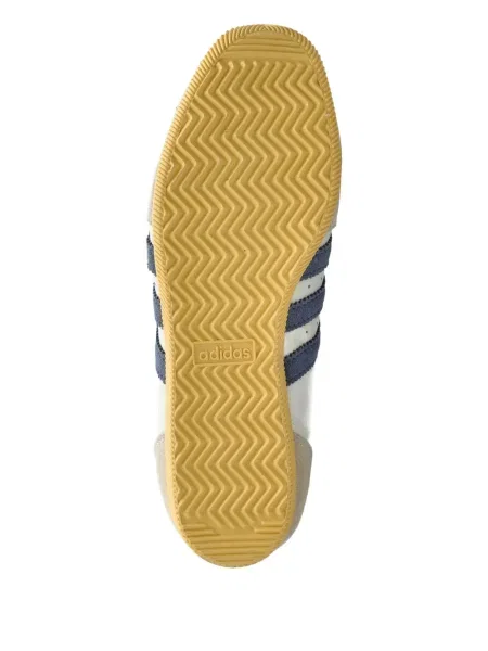 Pantaloni scurți Adidas zdrențuiți cu dungi din satin maro