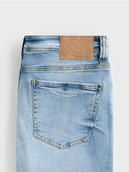 Reserved Blugi carrot slim cu aspect deteriorat albastru