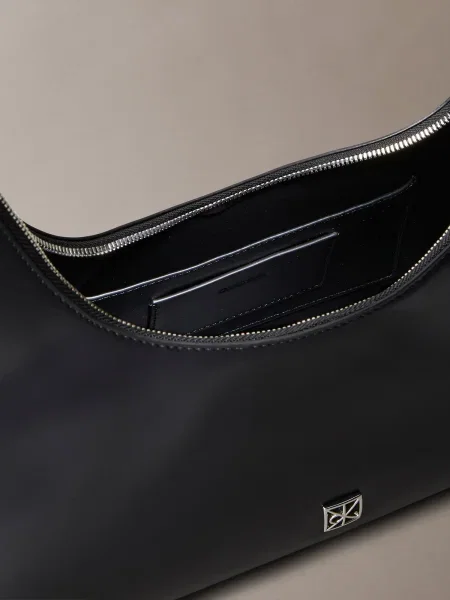 Geantă Calvin Klein Emblem Hw Lthr Shoulder Bag negru