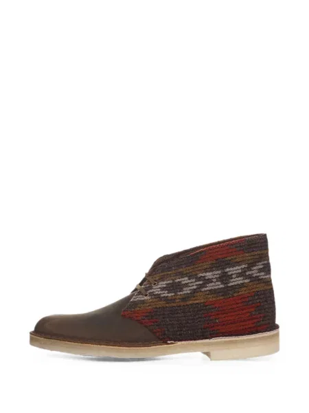 Ghete desert Clarks Originals cu imprimeu geometric maro