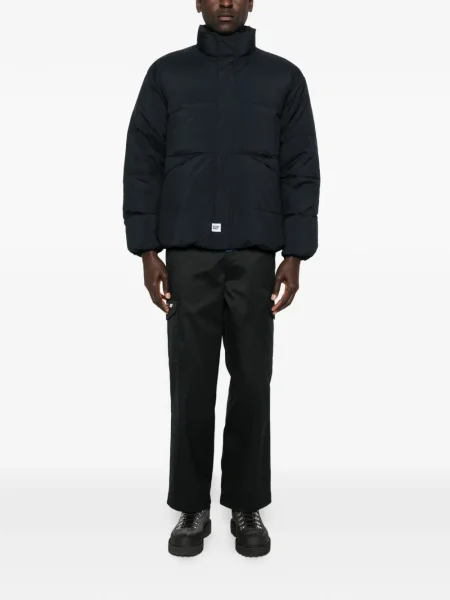 Яке Neighborhood черно