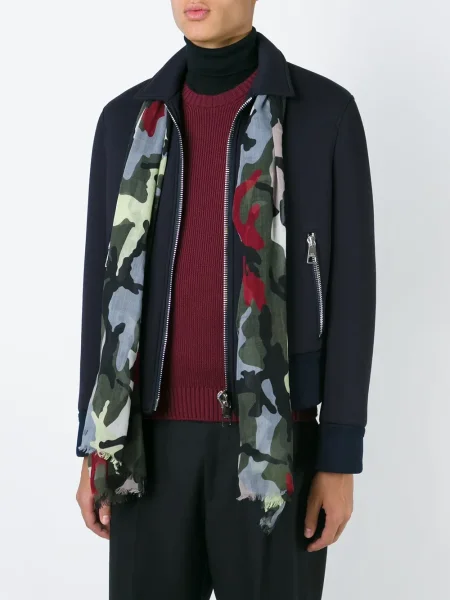 Fular Valentino Garavani cu model camuflaj verde