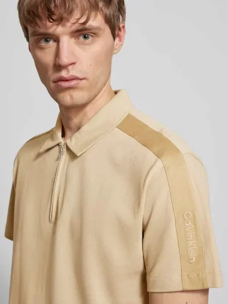 Koszulka polo z detalem z logo Calvin Klein Jeans beżowe