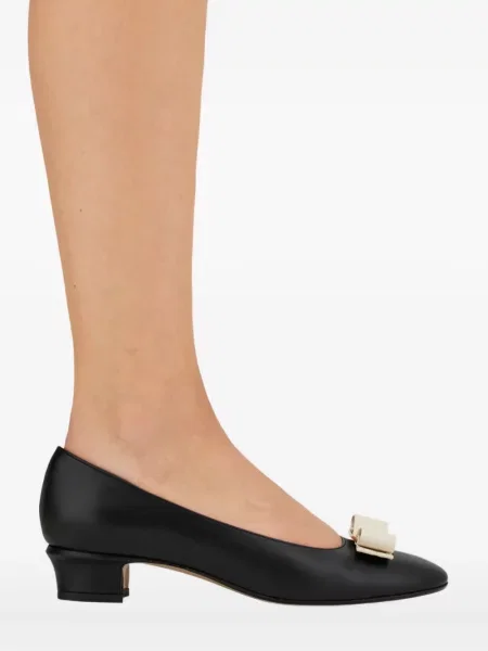 Pantofi cu toc Ferragamo cu funde negru