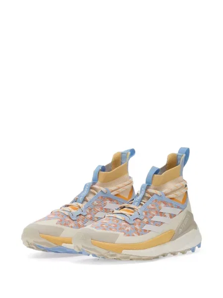 Dlouhé běžecké boty Adidas Terrex s krátkými rukávy s výstřihem do v černé