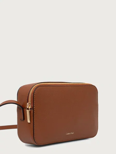 Calvin Klein Ročna torba Foil Logo Elongated Camera Bag rjava