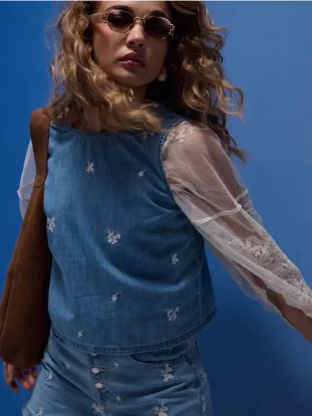 Джинсовий топ з квітковою вишивкою синій