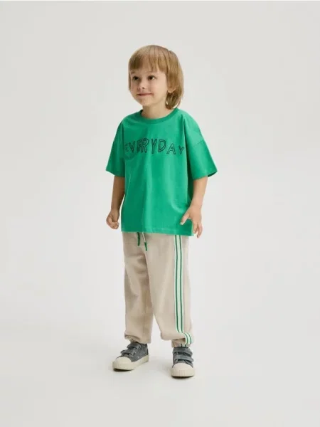 Reserved Pantaloni de trening cu dungă laterală bej