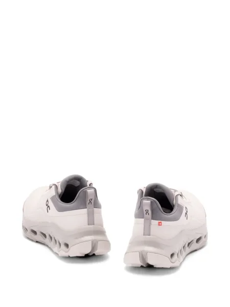 Sneakerși On