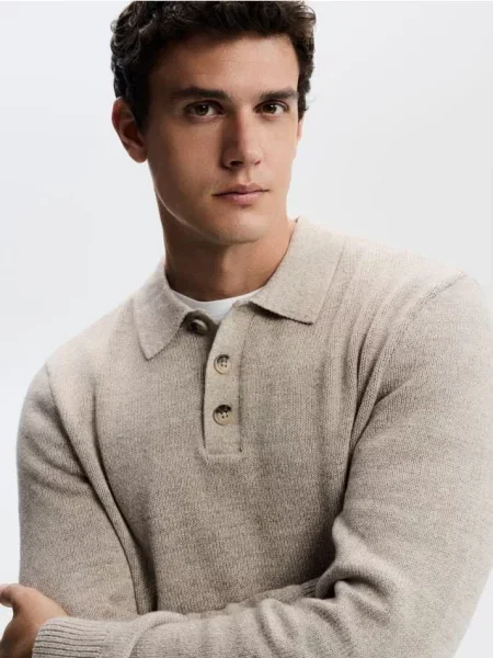 Reserved Pulover cu guler polo și conținut ridicat de bej