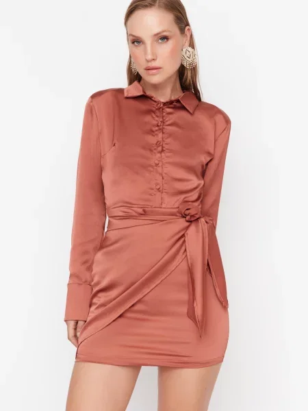 Satynowa sukienka wieczorowa Trendyol