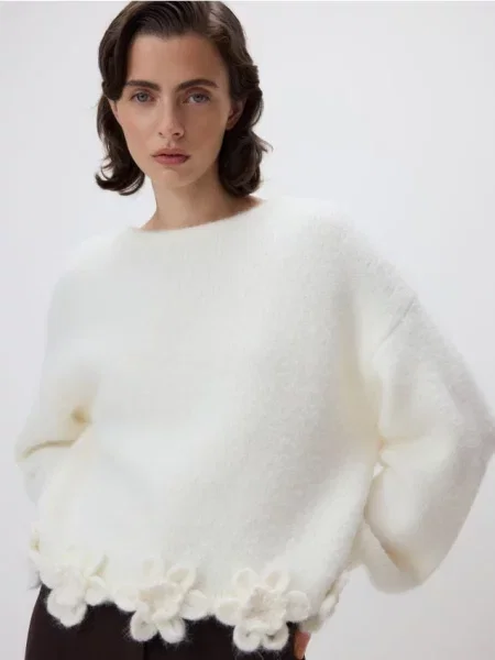 Reserved Джемпер з квітковою аплікацією кремовий 