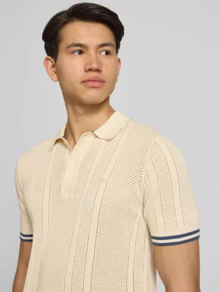 Koszulka polo o kroju slim fit z fakturowanym wzorem i listwą guzikową Superdry beżowe
