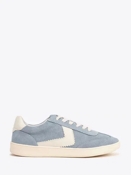 Zamszowe sneakersy z kontrastowymi wstawkami z ekoskóry niebiesko białe