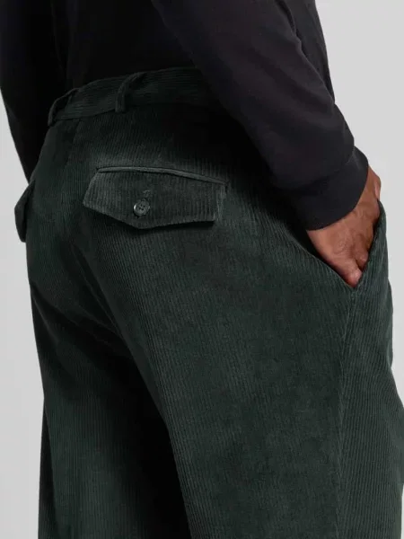 Spodnie o kroju slim fit z mieszanki bawełny w imitacji sztruksu model Cliffer' Zuitable zielone