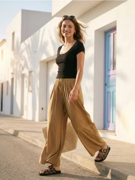 Блузка з мереживом на вирізі з домішкою чорний