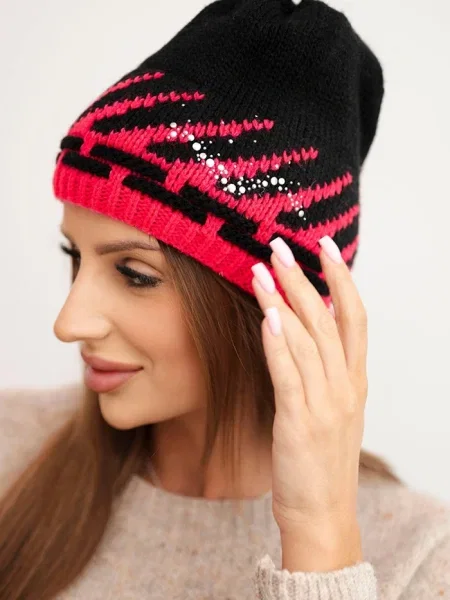 Căciulă Kesi cu imprimeu geometric cu strasuri negru