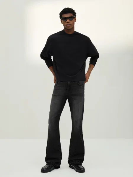 Bershka Jeansy O Kroju Flare Z Komfortowym Fasonem Mężczyzna 36 czarny