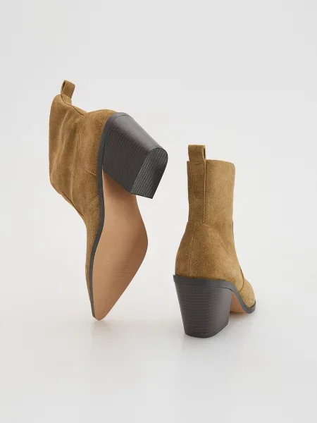 Reserved Замшеві ковбойські ботильйони коричневий