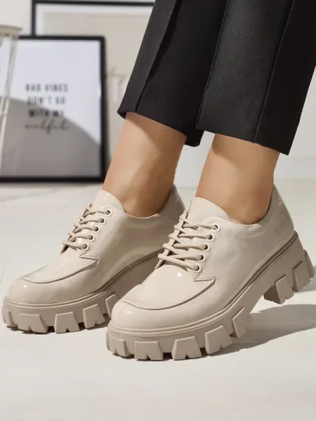 Мокасини Resti с връзки от лакирана кожа с дантела бежово