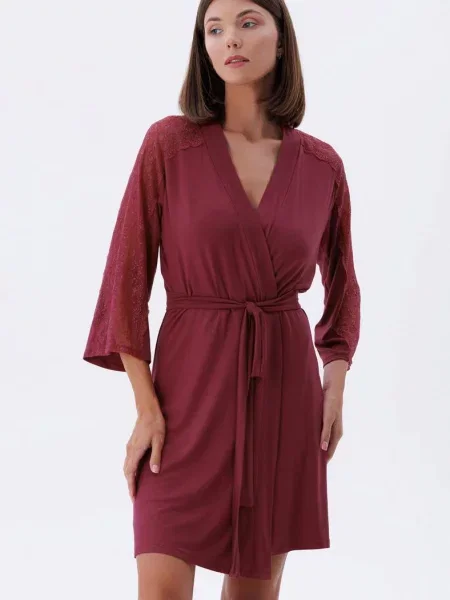 Женский халат с гипюром червоний