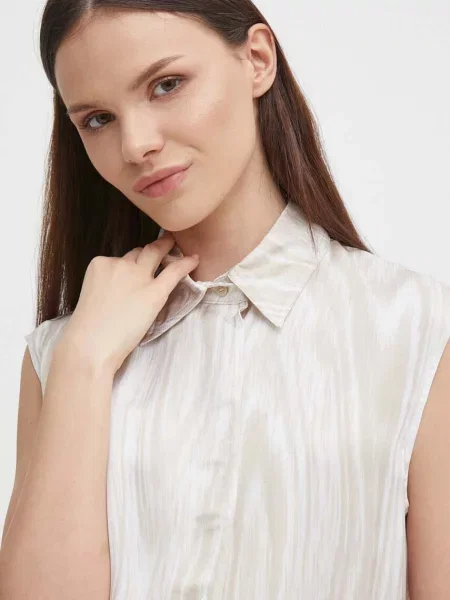 Риза Calvin Klein дамска със стандартна кройка с класическа яка бежово