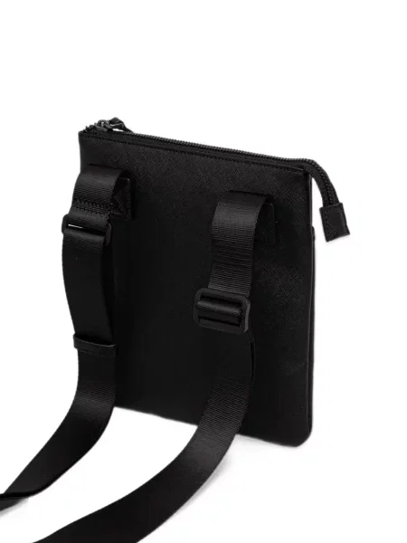 Crossbody taška Armani Exchange s autogramem černá