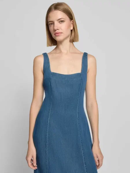 Sukienka midi w tkaninie stylizowanej na denim z prostokątnym dekoltem Jake*s Casual niebieska