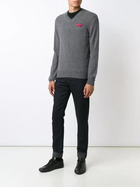 Vilnonis megztinis Comme Des Garçons Play su širdelėmis pilka